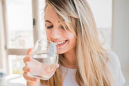 healthy-girl-drinking-glass-water_23-2148113491.jpg