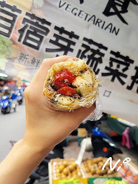 202411 新北蘆洲 (蘆洲廟口形象商圈)素食苜蓿芽蔬菜捲