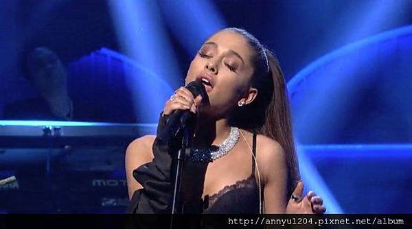 ariana-grande-snl-2016.jpg