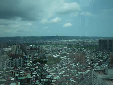 頂樓俯看新北市.JPG