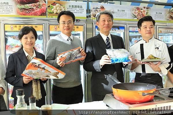 安永新聞稿-安永鮮物野生海魚上市發表會 左起_安永食安中心_陳鈴霓協理、富善漁業_呂政達執行長、崇越集團_郭智輝董事長、國宴名廚_雷議宗主廚.JPG