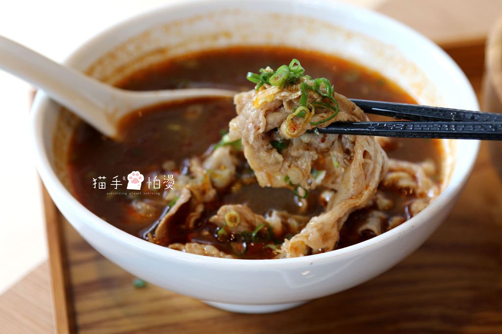 台中美食│大師兄銷魂麵舖 台中店 麻辣乾拌麵配上麻辣牛肉湯 好吃到銷魂!!