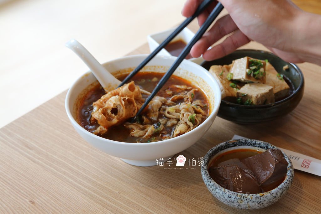 台中美食│大師兄銷魂麵舖 台中店 麻辣乾拌麵配上麻辣牛肉湯 好吃到銷魂!!