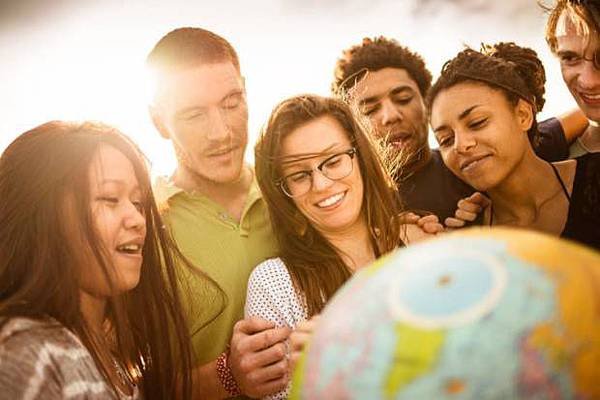 international-students-with-globe