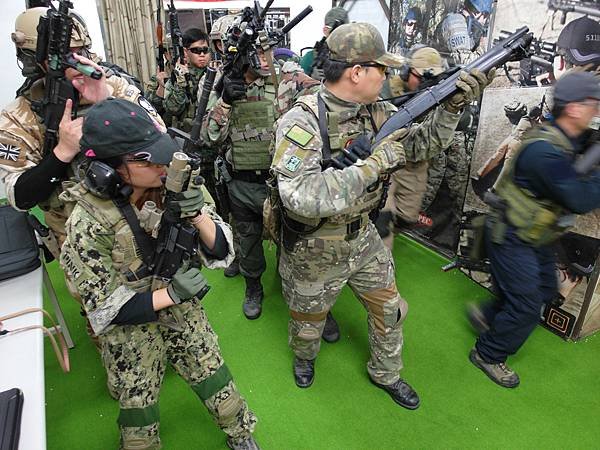 台灣軍武娘CQB訓練.jpg