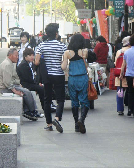 不覺得她穿得奇怪ㄇ.JPG