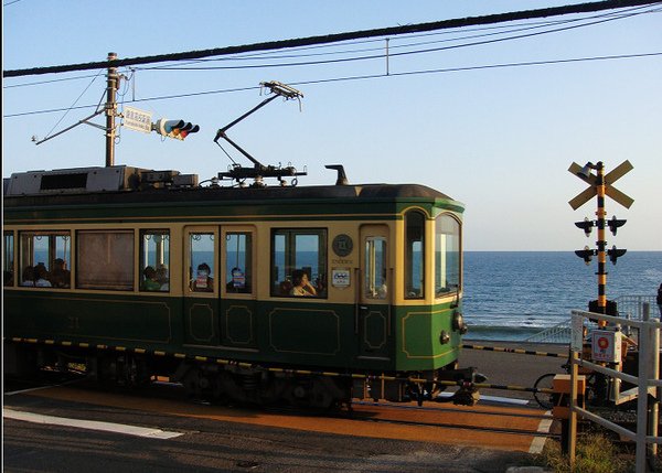 0914-154哇!電車來囉..搭上海景...超讚的.JPG