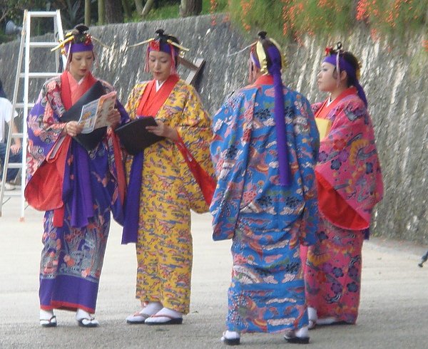 沖繩古代的女子衣著..看看頭部...顯示她們都是未婚喔