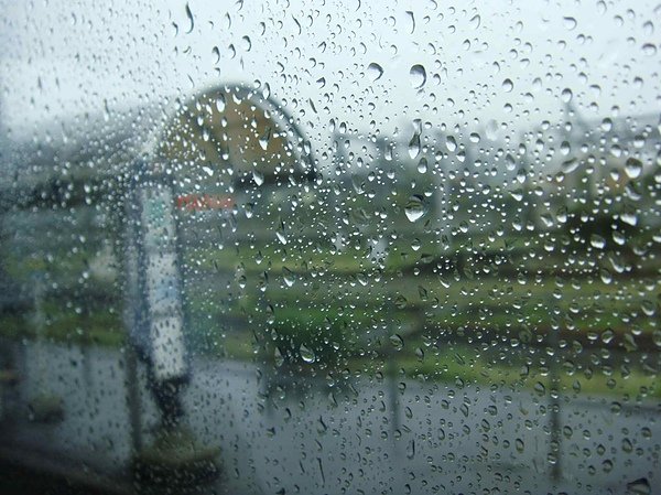 0916-331搭上當地公車..外頭的雨依舊下不停.JPG