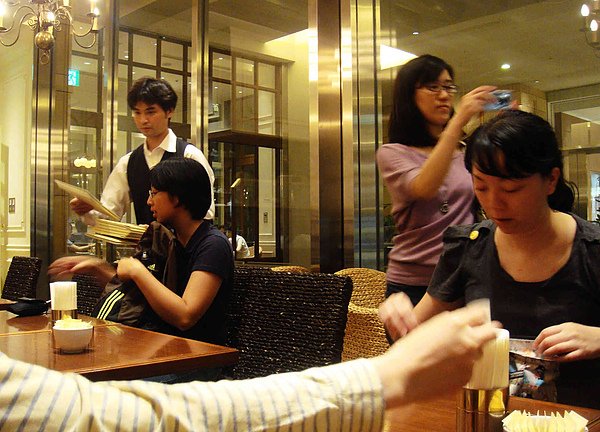 0915-268甜點時間到..大家依舊各忙各的.JPG