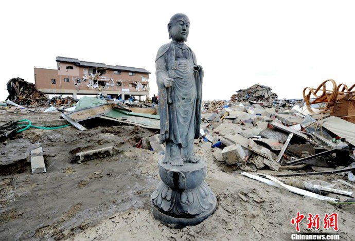 地震海嘯後的佛像.jpg