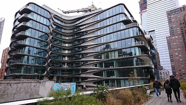 Zaha Hadid Building，位於紐約市。該建築由建築師Zaha Hadid設計，是她在紐約唯一的住宅樓，也是她去世前的最後一個項目.JPG