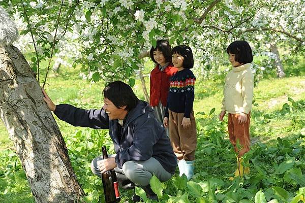 【這一生，至少當一次傻瓜】蘋果樹終於開花 阿部貞夫帶酒去感謝樹木 結果奇蹟發生