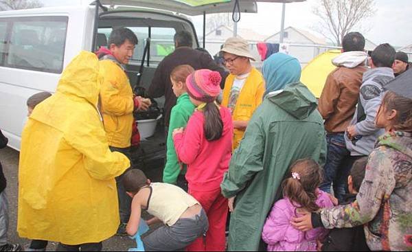 2016-03-12-distribution-at-camp-Eko-Service-Station4-e1465995542467-696x425