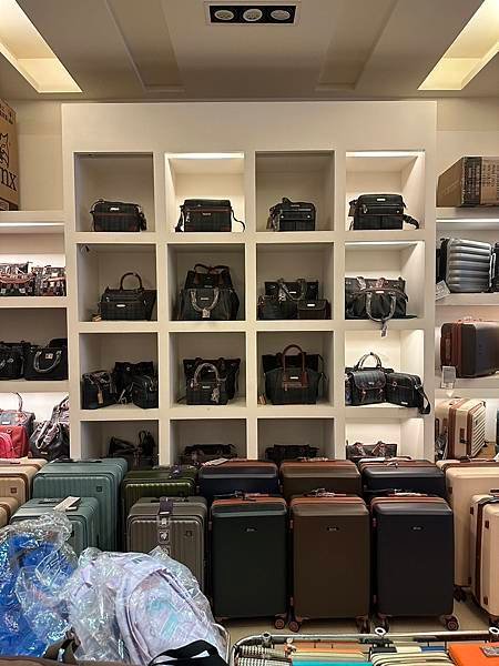 【高雄左營】貝緹時尚包包館｜質感行李箱專賣店｜旅行箱990元