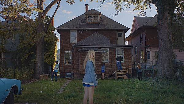 KEY 03_It Follows-2-0-2000-0-1125-crop