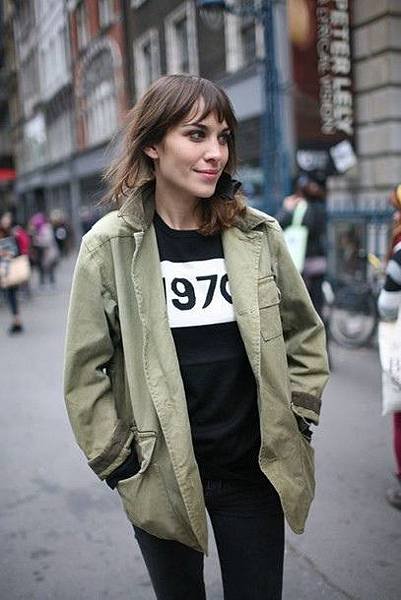 oz5p7j-l-610x610-sweater-alexa+chung-celebrity-bella+freud-black+sweater-pants-black+pants-coat-green+coat-fall+outfits.jpg