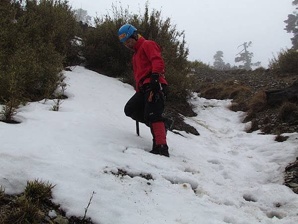 小鬍子在教大家如何在雪地中走路