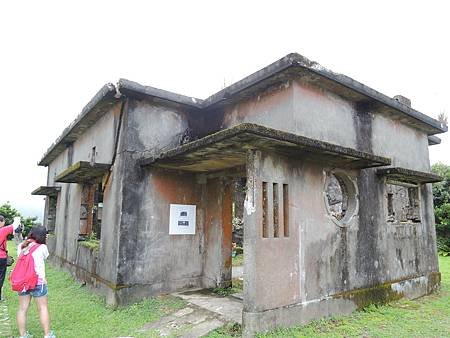 這是日據時代的觀測站建築，二站時被美軍掃射過所以牆上有彈孔