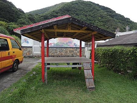 民宿老闆為我們講解蘭嶼地下屋文化