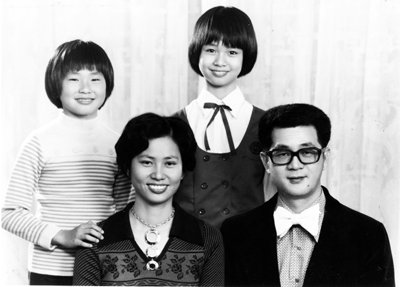 全家福。那天節奏樂隊班有演出，所以我穿著制服（1971年）。