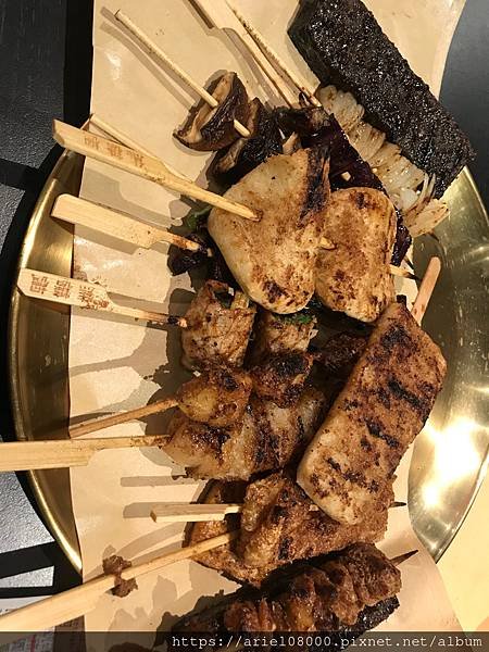 「台北美食」焦糖楓串燒漢方無烟撒粉-饒河街-松山區-台北市/