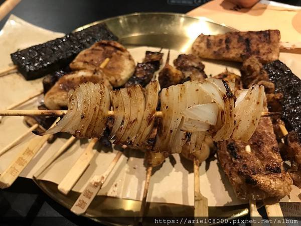 「台北美食」焦糖楓串燒漢方無烟撒粉-饒河街-松山區-台北市/