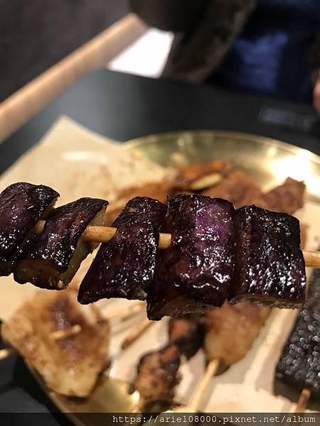 「台北美食」焦糖楓串燒漢方無烟撒粉-饒河街-松山區-台北市/