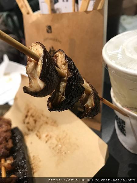 「台北美食」焦糖楓串燒漢方無烟撒粉-饒河街-松山區-台北市/