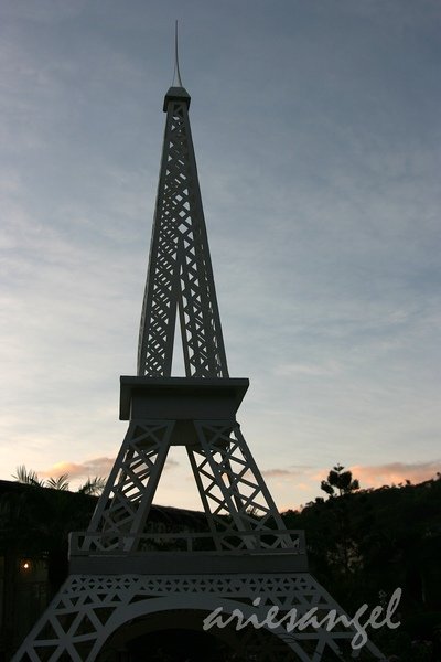 Eiffel Tower in Paper.jpg