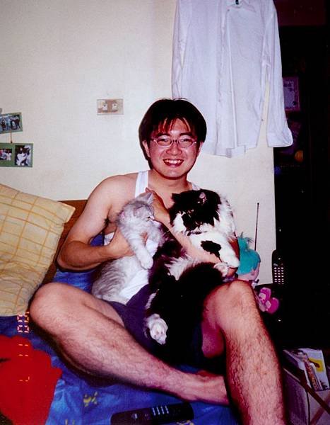 連老爸抱他們~他們都要對立的相看~~~