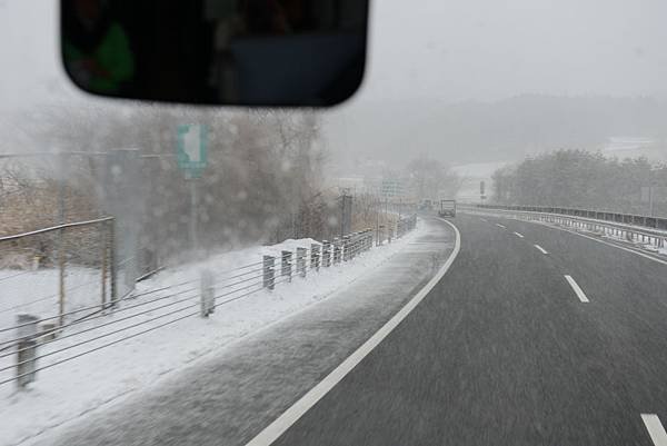 結果是一路雪越來越大,車內有暖氣沒感覺可是一碰到窗戶超冰的~