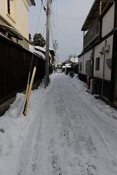 路邊小巷子的雪看起來好滑呀~