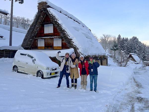 又叫我們上來這邊拍照..這邊雪積比較高勒..阿公好可愛~