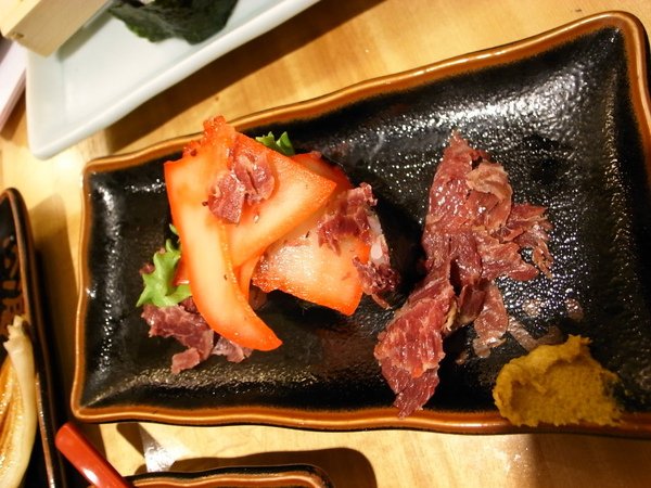 這盤是鯨魚肉..說不出的感覺~~