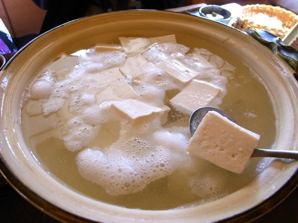 我們的豆腐滾了~可以吃了~那個湯不喝的ㄛ~