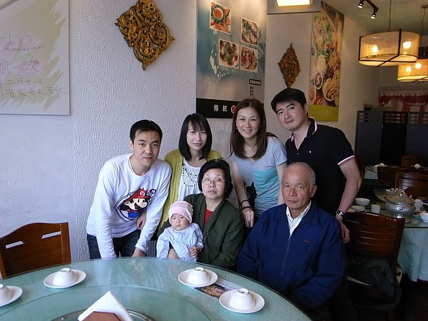 妹妹很不受控制~中午大家一起吃母親節料理