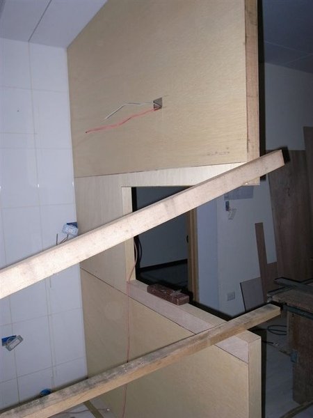 先用木板頂住嘛?