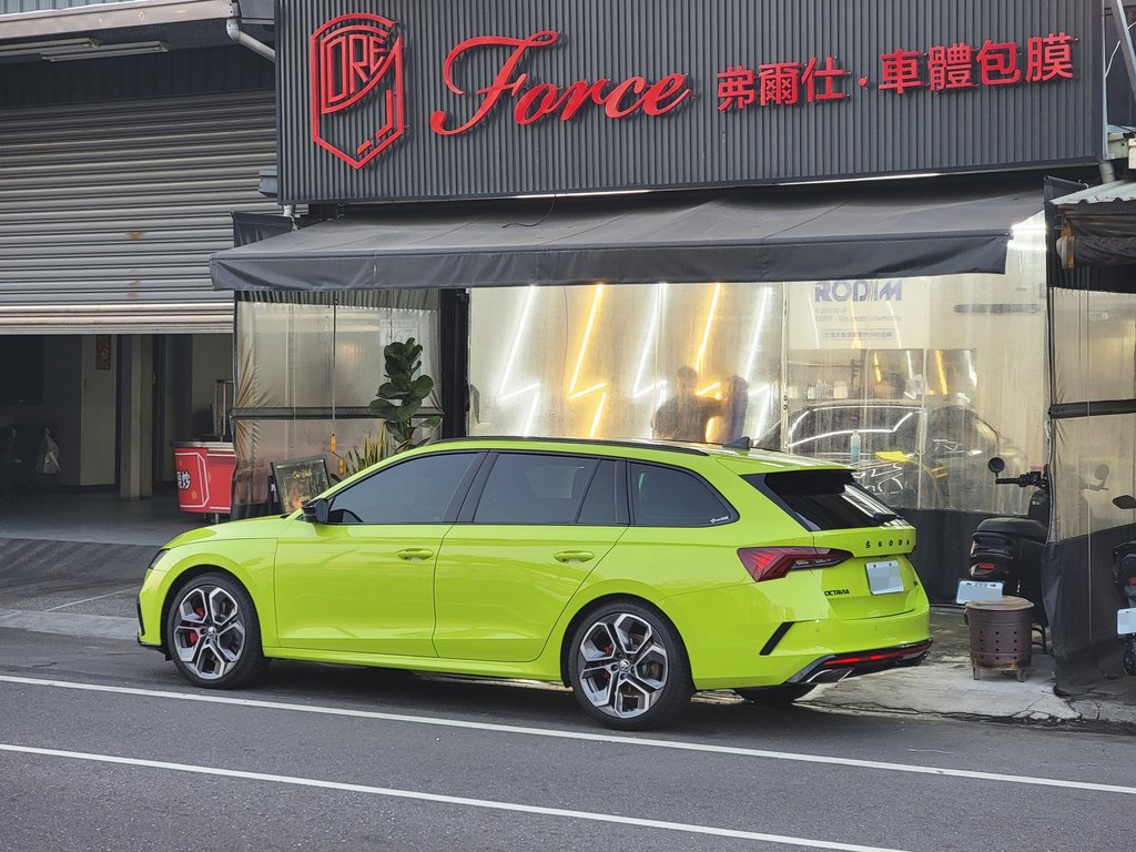 台南汽車包膜推薦【Force 弗珥仕車體包膜】曼巴綠SKOD