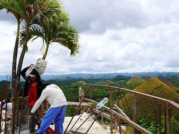 06-宿霧巧克力山 Chocolate Hills 酸酸.JPG