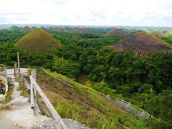 07-宿霧巧克力山 Chocolate Hills 酸酸.JPG