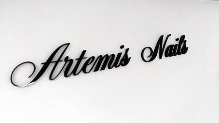 立體的Artemis nails招牌點綴在工作區