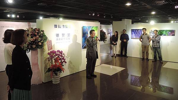 徐譽芝油畫創作個展-王哲雄教授排除萬難特地前來參加開幕