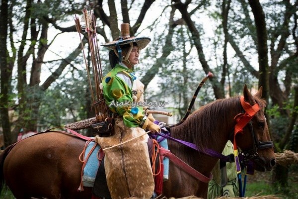 流鏑馬（やぶさめ）是日本的一種騎射藝術，射手策馬於2町（約2