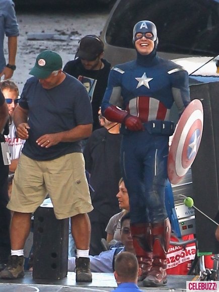 Chris_Evans_Films_The_Avengers_in_Ohio-435x580