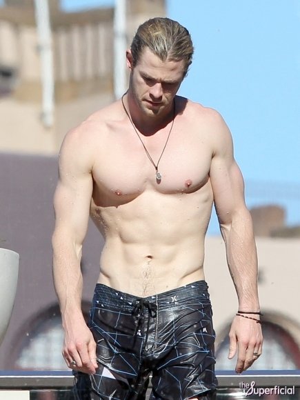 chris-hemsworth-shirtless-0618-19-435x580