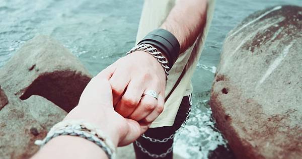 womany_2015_06_Life_of_Pix_free_stock_photos_llove_hands_water_santalla_1479718855-23803-5691