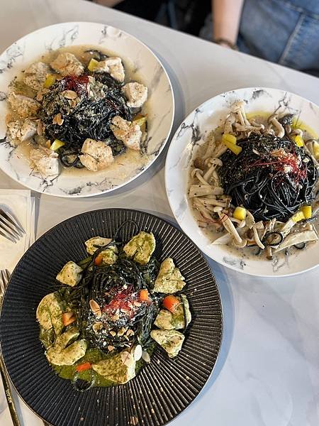 【苗栗美食】烏色咖啡 黑色系料理  苗栗車站附近