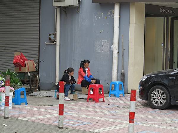 台灣難見的擦鞋女.JPG