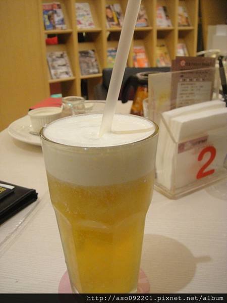 2015121316餐後的冷飲奶蓋青茶